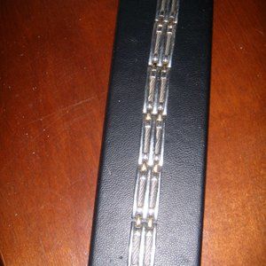 MENS STAINLESS STEEL BRACELET-7 1/2 INCHES.